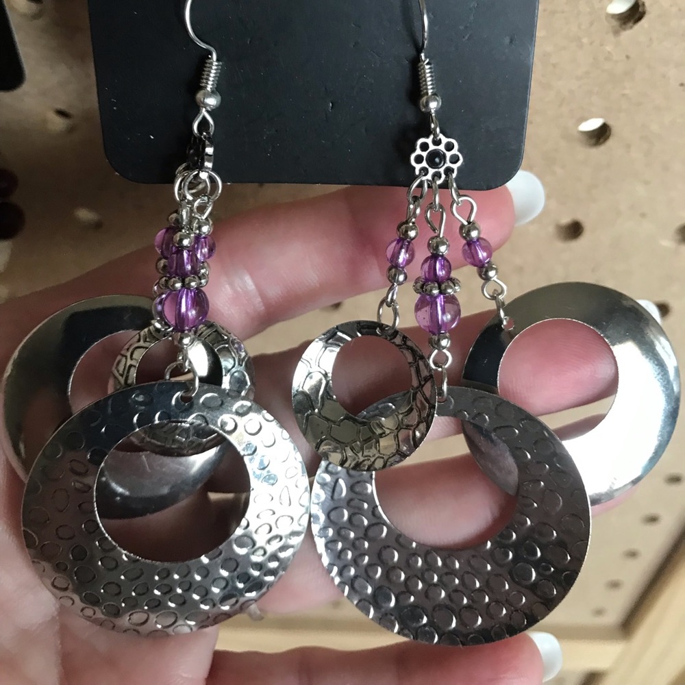 Slvr drop earrings w/hammered discs/purple drops.